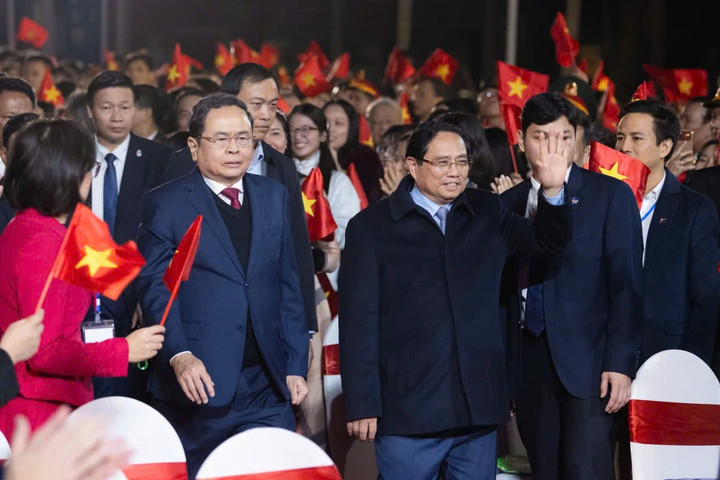 Thủ tướng Phạm Minh Chính và Chủ tịch Quốc hội Trần Thanh Mẫn tham dự chương trình tại điểm cầu Hà Nội. (Ảnh: Phạm Thắng)