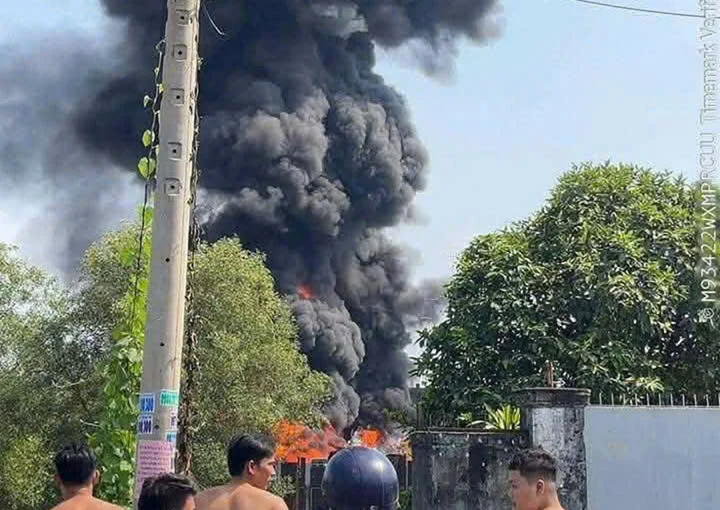 Xưởng nhựa, pallet ở TP.HCM bốc cháy khiến nhiều nhà dân bị ảnh hưởng.