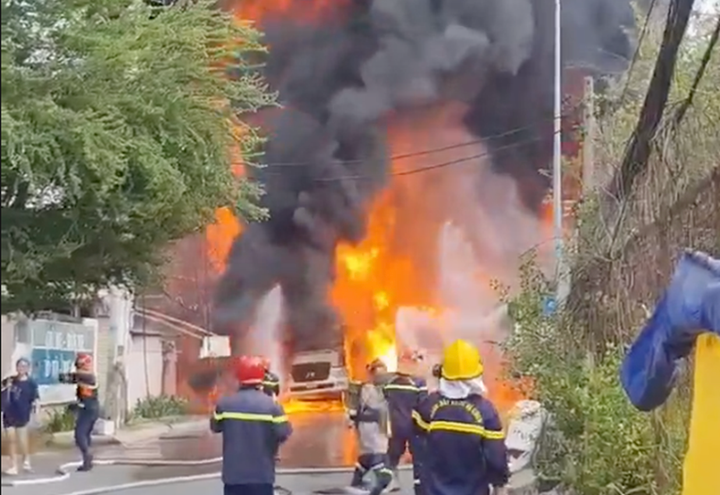 Công an TP.HCM đã điều động 8 xe chuyên dụng cùng hàng chục chiến sĩ PCCC và CNCH đến hiện trường dập lửa.