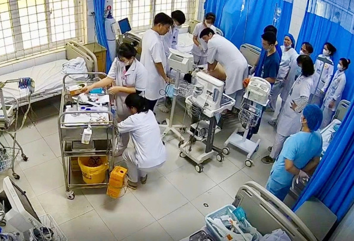 Ê kíp bác sĩ ép tim cho nam sinh viên.