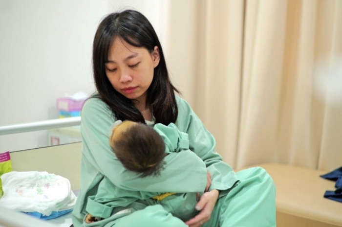 Bé Thiên Di và mẹ trước ca phẫu thuật ghép gan.