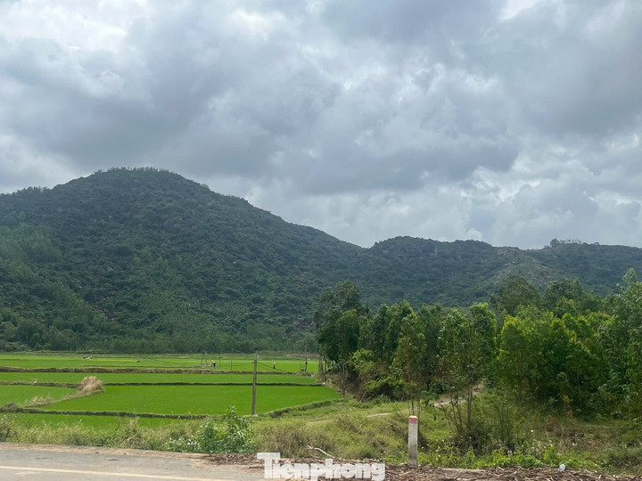 Nơi máy bay rơi ở trên núi, cách xa khu dân cư.