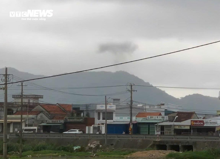 Khói bốc lên tại khu vực máy bay rơi.