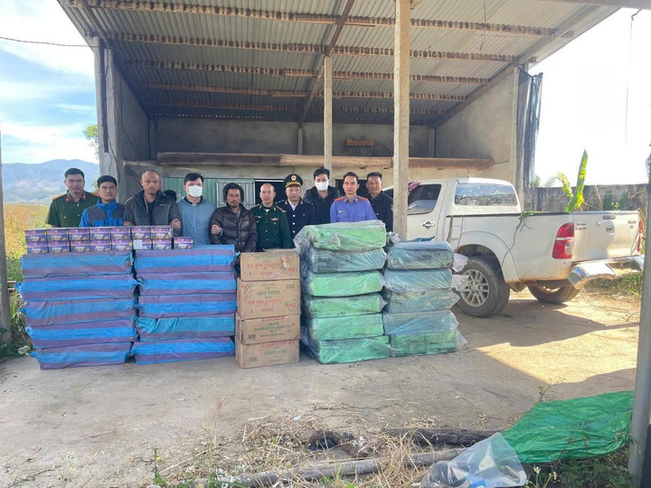 Hơn 2 tấn pháo lậu được vận chuyển trên xe bán tải. (Ảnh: C.A)