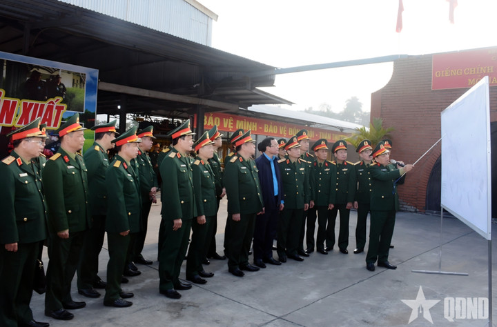 Đại tướng Nguyễn Trọng Nghĩa cùng đoàn công tác nghe lãnh đạo Công ty 35 giới thiệu sơ đồ khu vực khai thác than của đơn vị.