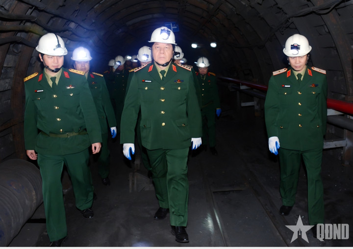 Đại tướng Nguyễn Trọng Nghĩa trực tiếp xuống hầm lò để thăm, kiểm tra công tác bảo đảm an toàn tại các khu kỹ thuật dưới độ sâu 320 m.
