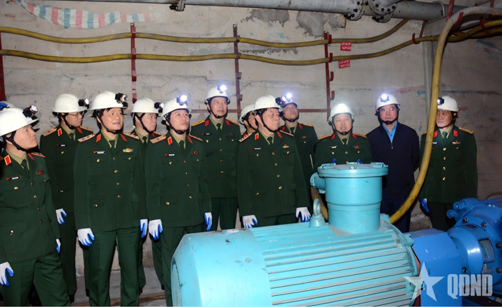 Đại tướng Nguyễn Trọng Nghĩa kiểm tra hệ thống bơm hạ áp trong hầm lò của Công ty 35.