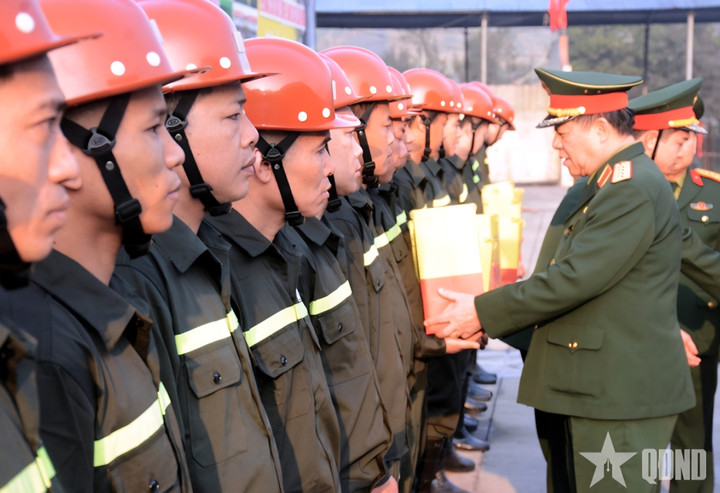 Đại tướng Nguyễn Trọng Nghĩa trao quà Tết tặng đại diện người lao động Công ty 35.