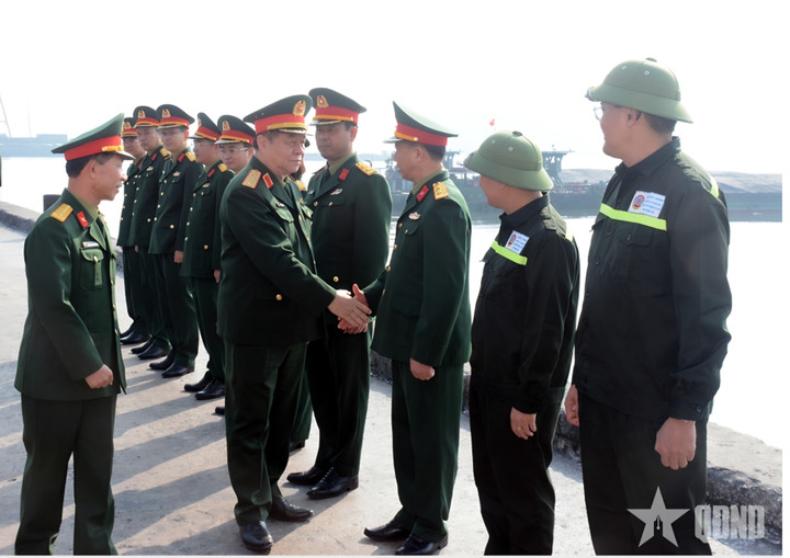Đại tướng Nguyễn Trọng Nghĩa cùng đoàn công tác đến công trường thăm, động viên cán bộ, nhân viên, người lao động Công ty cổ phần Vận tải và chế biến than Đông Bắc.