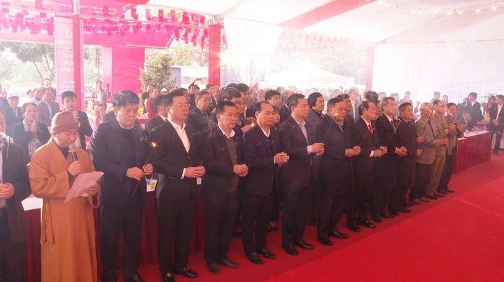 Các đại biểu thành kính dâng hương.