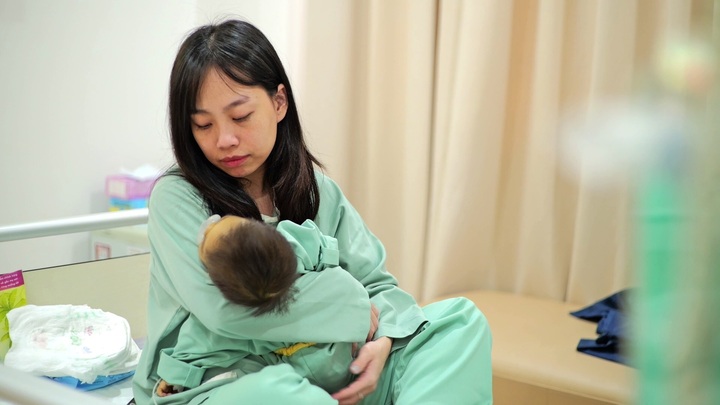 Bé Thiên Di và mẹ trước ca phẫu thuật ghép gan.