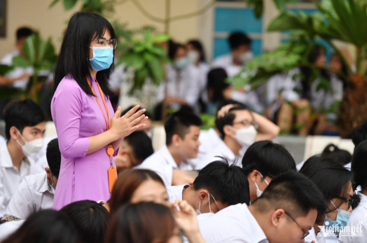 Giáo viên và học sinh Hà Nội trong lễ khai giảng năm học mới.