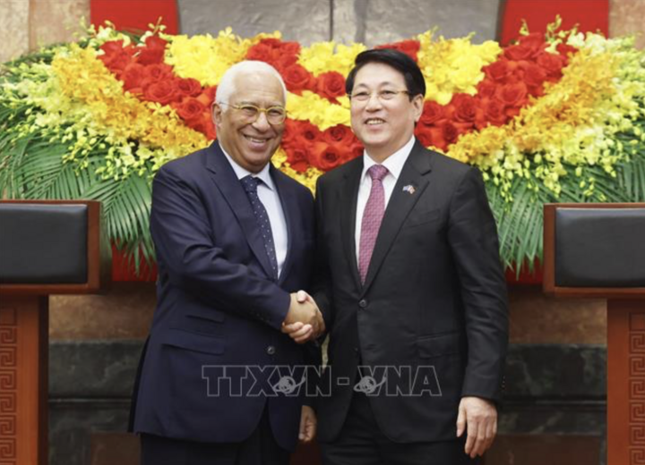 Chủ tịch nước Lương Cường và Chủ tịch Hội đồng châu Âu Antonio Costa gặp gỡ báo chí. (Ảnh: Lâm Khánh/TTXVN)