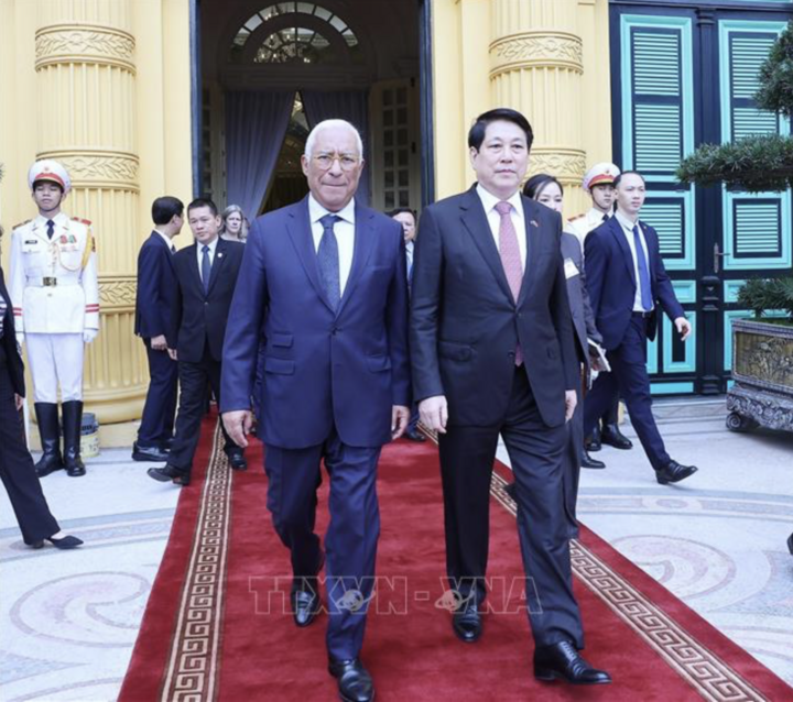 Chủ tịch nước Lương Cường tiễn Chủ tịch Hội đồng châu Âu António Costa. (Ảnh: Lâm Khánh/TTXVN)