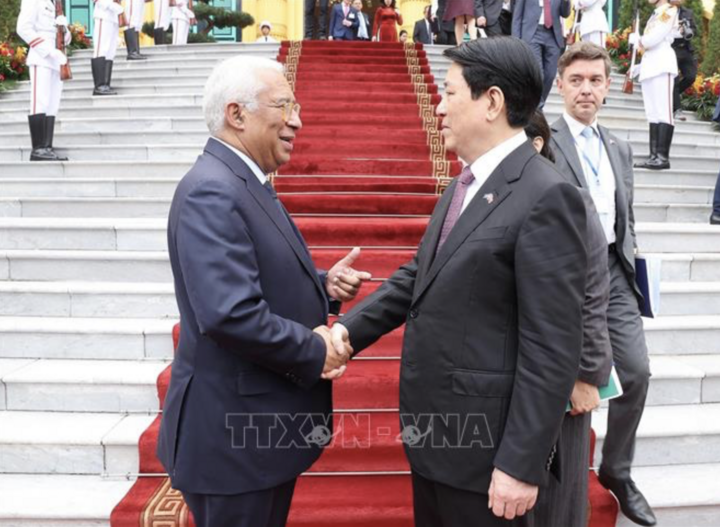 Chủ tịch nước Lương Cường tiễn Chủ tịch Hội đồng châu Âu António Costa. (Ảnh: Lâm Khánh/TTXVN)