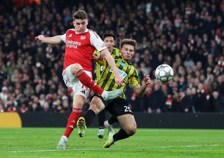 Arsenal (áo đỏ) đứng đầu bảng xếp hạng với thành tích toàn thắng.