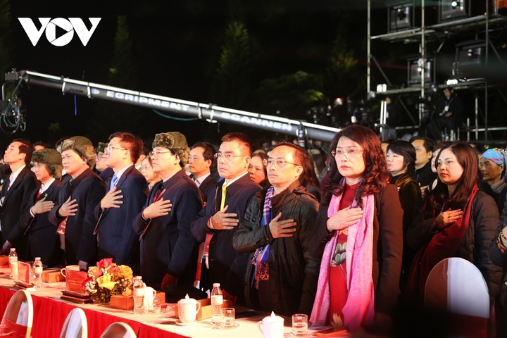 Các đại biểu, người dân đặt tay lên ngực tưởng nhớ, tri ân sâu sắc công lao to lớn của lãnh tụ Nguyễn Ái Quốc