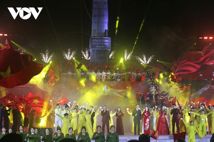 Cầu truyền hình cũng mong muốn gửi tặng thông điệp tới thế hệ trẻ, cảm xúc được chuyển hóa thành trách nhiệm: yêu nước là dấn thân trong công việc hằng ngày; tự hào là học tập, lao động, sáng tạo, giữ kỷ cương và đặt lợi ích chung lên trên lợi ích riêng