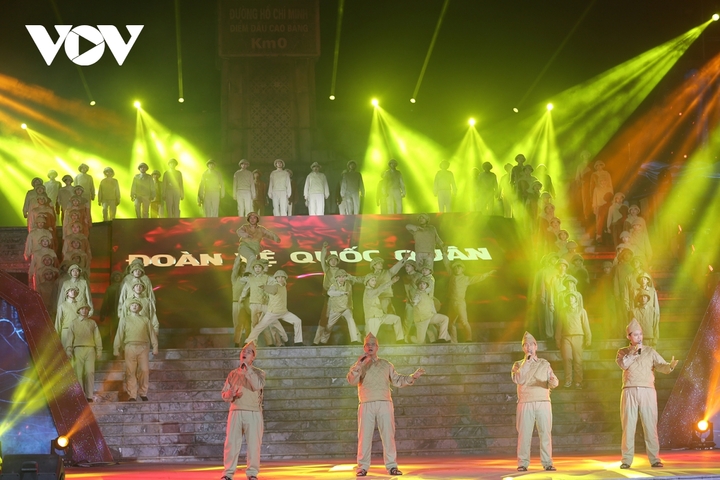 Cầu truyền hình “Hai tay xây dựng một sơn hà” tái hiện mốc Pác Bó và quá trình đặt nền đường lối cách mạng giúp người xem thấm thía: độc lập là thành quả của tự lực - tự cường, của sức mạnh quy tụ và sự hy sinh.