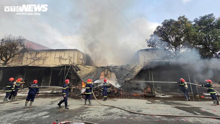 6 cửa hàng bán vàng mã ở Bắc Ninh bị thiêu rụi hoàn toàn.