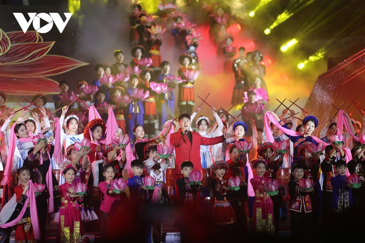 Chương trình gồm nhiều bài hát, múa nghệ thuật đặc sắc kể câu chuyện sau ba mươi năm bôn ba tìm đường cứu nước, Bác Hồ trở về Pác Bó để đặt nền móng cho cuộc hồi sinh dân tộc: xác lập đường lối đấu tranh giành độc lập dân tộc, xây dựng căn cứ, gây dựng lực lượng, tổ chức và huy động lực lượng to lớn của nhân dân, chuẩn bị cho ngày toàn dân đứng lên giành độc lập