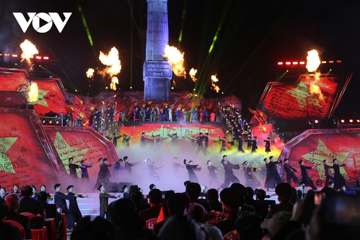 Chương trình không chỉ “kể lại lịch sử” mà nhấn mạnh bài học về phương pháp: muốn tạo vận hội phải có tầm nhìn, đường lối đúng và hành động kiên định...