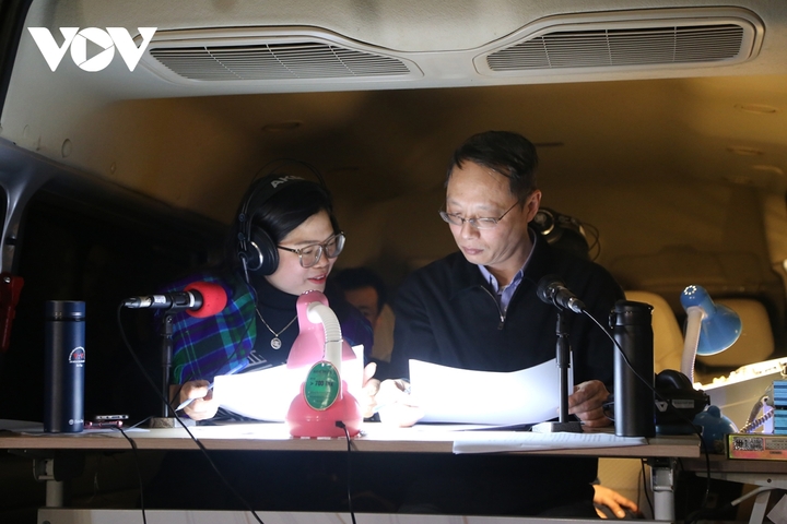 Để Chương trình tường thuật trực tiếp Lễ kỷ niệm thành công luôn có sự nỗ lực, trách nhiệm của đội ngũ biên tập viên, kỹ thuật viên, phóng viên VOV Đông Bắc và ekip thực hiện chương trình tường thuật tối 28/1 tại Hà Nội.