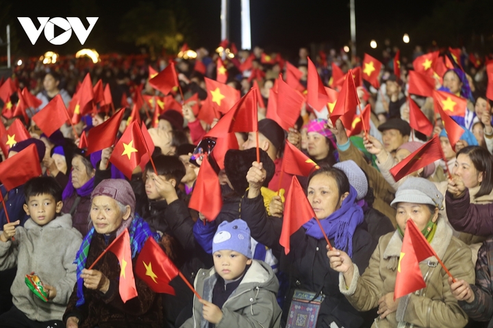 Đông đảo người dân, du khách tới thưởng thức chương trình nghệ thuật kỷ niệm 85 năm Ngày Bác Hồ về nước trực tiếp lãnh đạo cách mạng Việt Nam.