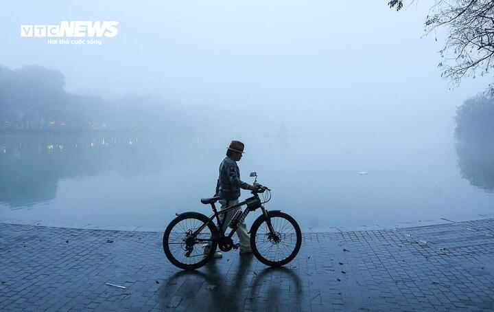 Ngày 30/1, Hà Nội và khu vực Đông Bắc Bộ xuất hiện mưa phùn và sương mù. (Ảnh minh hoạ: Khổng Chí)