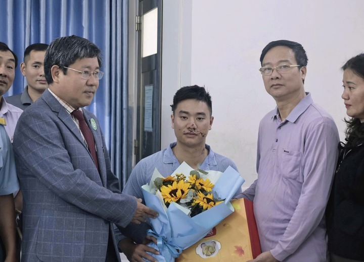 Lãnh đạo Bệnh viện đa khoa Phú Yên tặng hoa chúc mừng Trung úy phi công xuất viện.