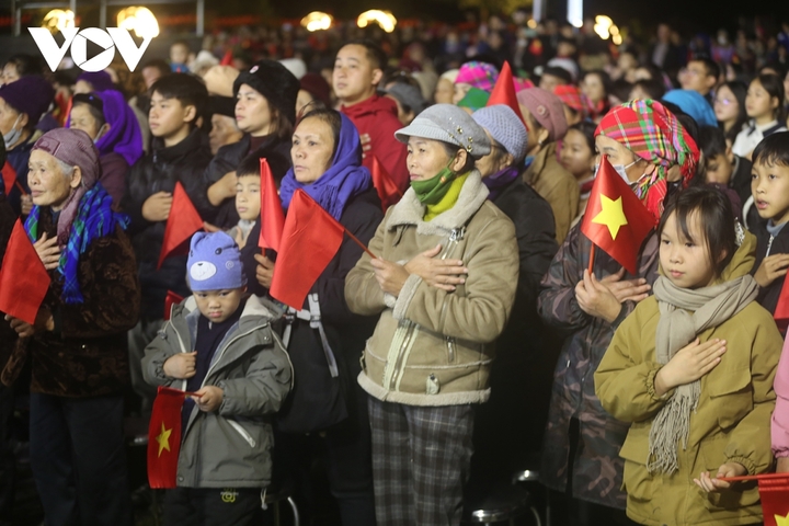 Hình ảnh, ký ức về Bác được trình chiếu trên sân khấu gây án tượng mạnh, tạo cảm xúc tới đông đảo người dân