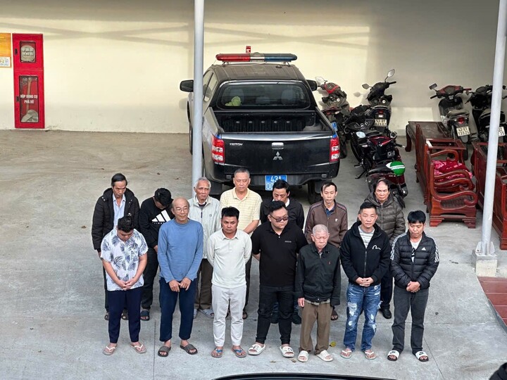 Các đối tượng trong đường dây cá độ vừa bị triệt phá.(Ảnh: C.A)