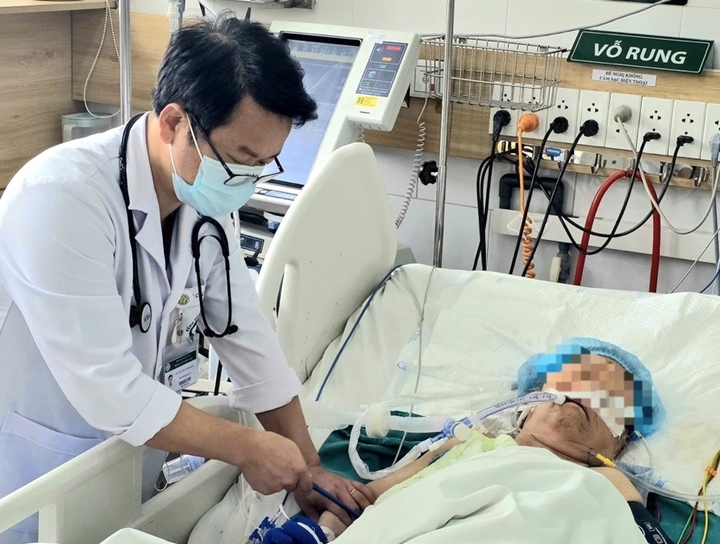 Bệnh nhân nữ hôn mê, thở máy do ngộ độc khí CO.