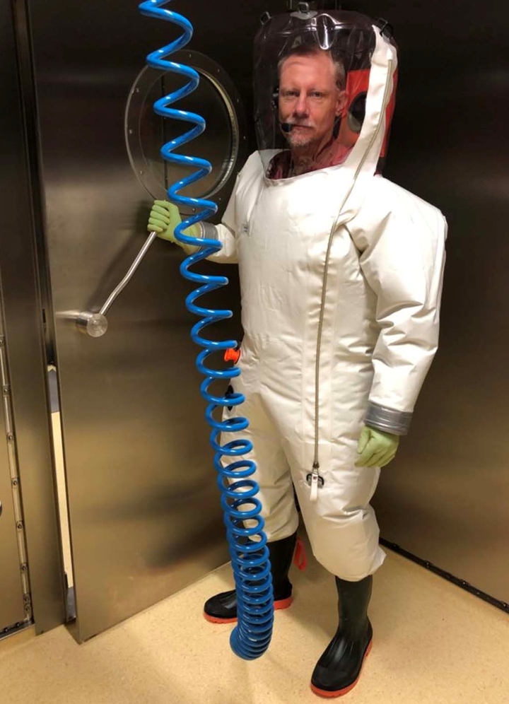 Nhà nghiên cứu mặc đồ bảo hộ trong phòng thí nghiệm chuẩn BSL - 4. (Ảnh: Viện Robert Koch, Berlin)