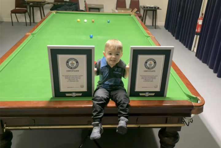 Jude Owens và hai kỷ lục Guiness trong bộ môn snooker được ghi nhận. (Nguồn: GWR)