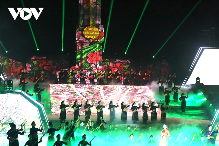 Tối 28/1, Lễ kỷ niệm 85 năm ngày Bác Hồ về nước trực tiếp lãnh đạo Cách mạng Việt Nam (28/1/1941 - 28/1/2026) diễn ra trang trọng và sâu sắc tại Quảng trường Khu di tích Pác Bó, xã Trường Hà, tỉnh Cao Bằng. Cầu truyền hình trực tiếp được thực hiện tại 4 địa danh lịch sử: Cao Bằng - Hà Nội - Nghệ An - TP.HCM.