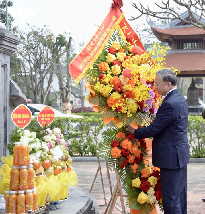 Tổng Bí thư Tô Lâm sửa vòng hoa, tưởng nhớ công lao to lớn của các liệt sĩ tại Khu di tích Xô viết Nghệ Tĩnh.