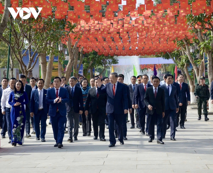 Tổng Bí thư Tô Lâm cùng đoàn công tác Trung ương đến dâng hoa, dâng hương tưởng nhớ Chủ tịch Hồ Chí Minh tại Khu Di tích quốc gia đặc biệt Kim Liên.