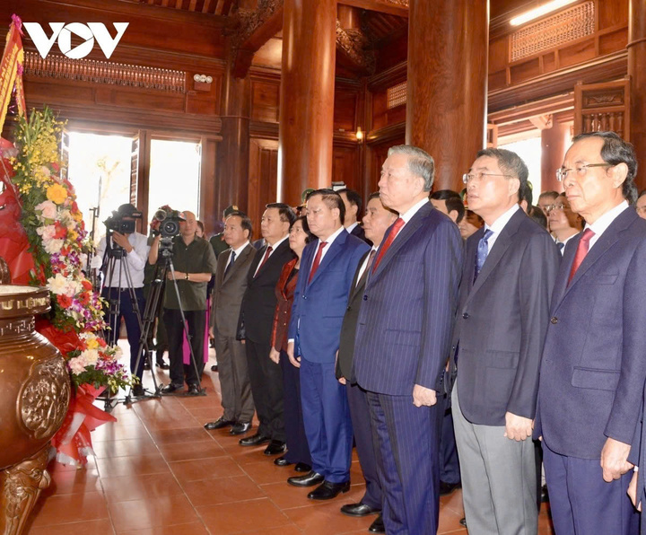 Tổng Bí thư Tô Lâm cùng đoàn công tác dâng hương tại Khu Di tích quốc gia đặc biệt Kim Liên.