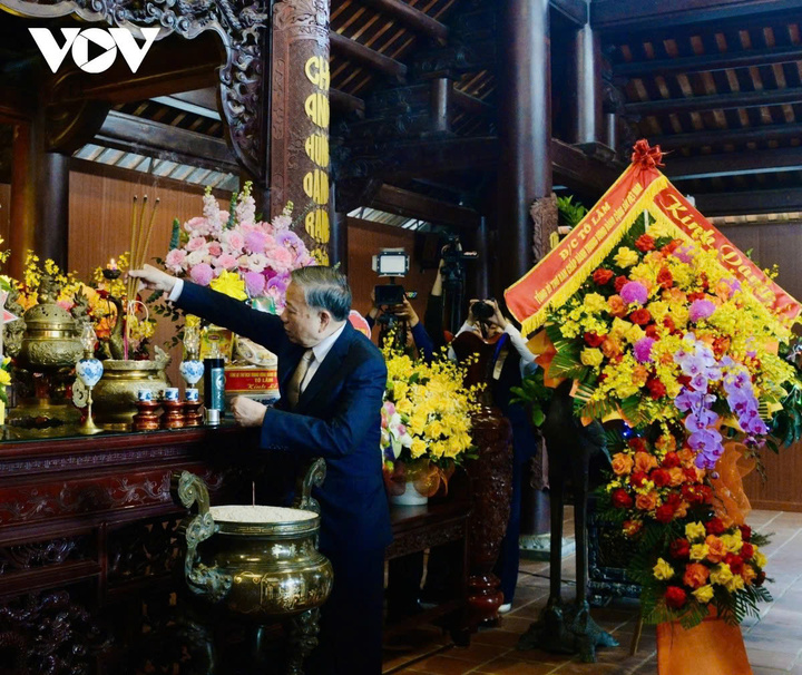 Tổng Bí thư Tô Lâm dâng hương Khu lưu niệm Tổng Bí thư Lê Hồng Phong.