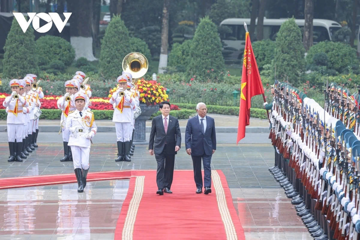 Chủ tịch nước Lương Cường mời Chủ tịch Hội đồng châu Âu António Costa duyệt Đội danh dự QĐND Việt Nam.