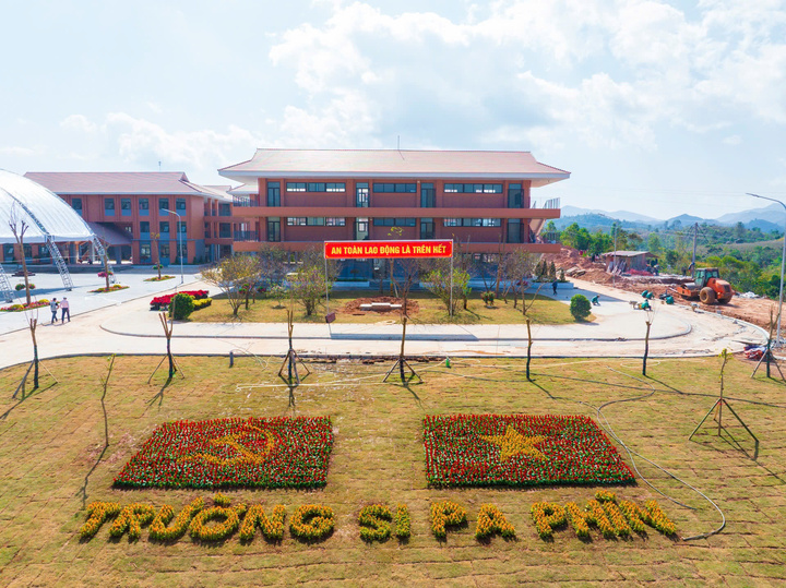 Trường nội trú liên cấp tại Si Pa Phìn, Điện Biên trước giờ khánh thành - 1