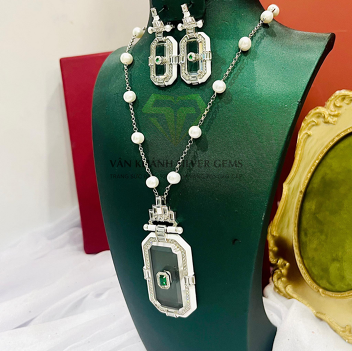 Từ những thiết kế giản dị nhưng chỉn chu, Vân Khánh Silver Gems gửi gắm mong muốn trở thành một phần trong những câu chuyện đẹp, bền bỉ theo năm tháng. Cùng Vân Khánh Silver Gems viết lên một câu chuyện đẹp, giản dị nhưng chứa đựng nhiều ý nghĩa.