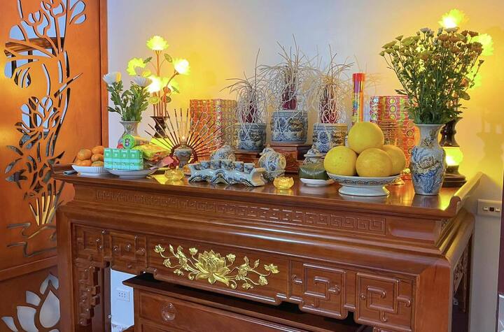 Lau dọn bàn thờ cuối năm đòi hỏi sự cẩn trọng, đúng trình tự và tránh những điều kiêng kỵ trong văn hóa dân gian.