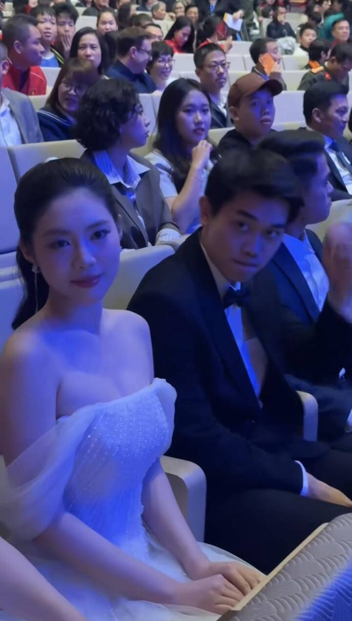 Khoảnh khắc chung khung hình của Á hậu Châu Anh và cầu thủ Đình Bắc.