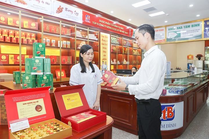 Anh Phạm Văn Tường lựa chọn sản phẩm chăm sóc sức khỏe của thương hiệu uy tín làm quà Tết cho nhân viên.