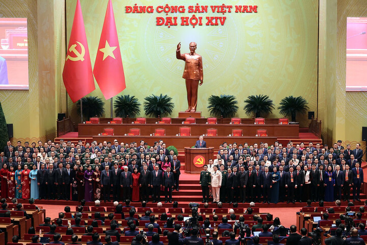 Ban Chấp hành Trung ương Đảng khóa XIV ra mắt Đại hội. (Ảnh: TTXVN)