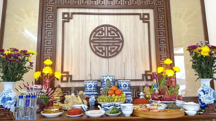 Rút tỉa chân nhang là một nét sinh hoạt văn hóa được nhiều gia đình thực hiện vào dịp cuối năm. (Ảnh: Group Trang trí bàn thờ)