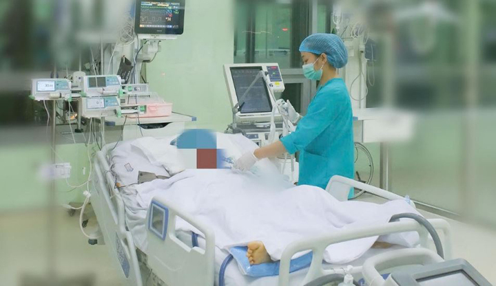 Điều dưỡng viên thực hiện kỹ thuật hạ thân nhiệt bằng máy sau ngừng tuần hoàn tại Bệnh viện Trung ương Quân đội 108 (Ảnh: BV 108).