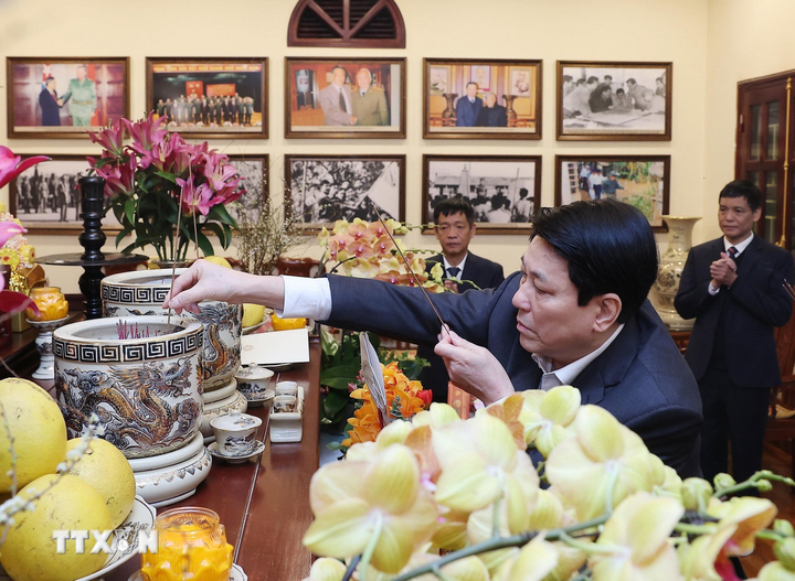 Chủ tịch nước Lương Cường dâng hương tưởng nhớ nguyên Tổng Bí thư Lê Khả Phiêu.